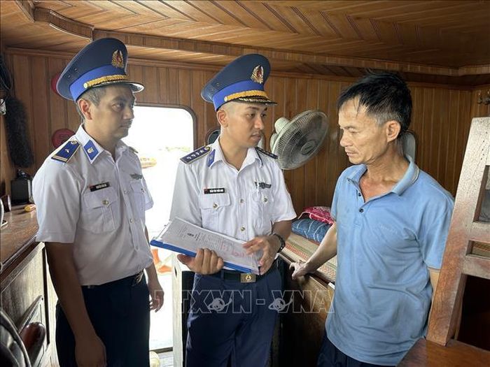 Tổ công tác Cảnh sát biển Việt Nam lập biên bản làm việc và lấy lời khai đối với thuyền trưởng Trương Văn Vương trên tàu HD-6886. Ảnh: TTXVN phát