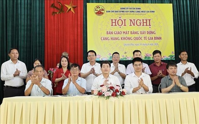 Các đại biểu ký kết bàn giao mặt bằng cho nhà đầu tư. Ảnh: Thái Hùng/TTXVN