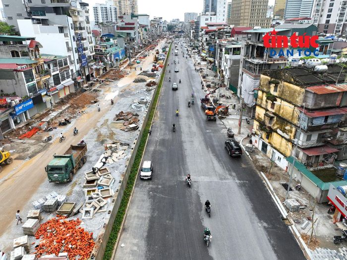 Đoạn từ đường Nguyễn Chí Thanh đến nút giao Láng Hạ - Giảng Võ đã thảm nhựa một phần mặt đường, đang hoàn thiện các hạng mục vỉa hè, cây xanh, chiều sáng...