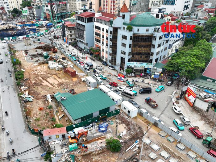 Đoạn qua Bệnh viện Nhi Trung ương đang được rào tôn phục vụ thi công cầu vượt nên một số thời điểm xảy ra ùn tắc.