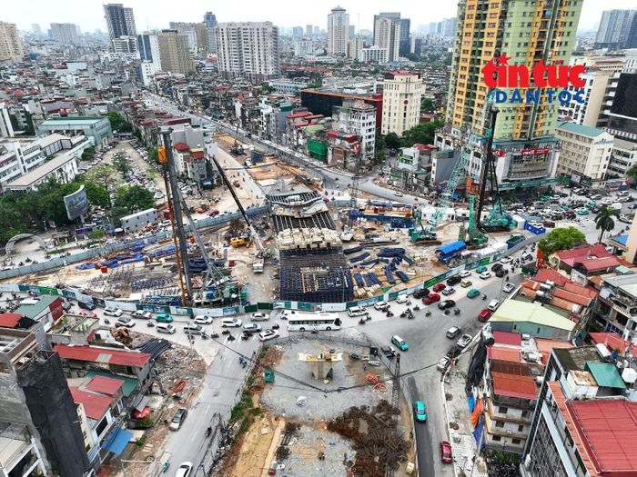 Khu vực nút giao Nguyễn Chí Thanh đang đồng thời thi công cầu vượt trên tuyến Vành đai 1 và nhà ga S3 tuyến metro số 5 Văn Cao - Hòa Lạc.