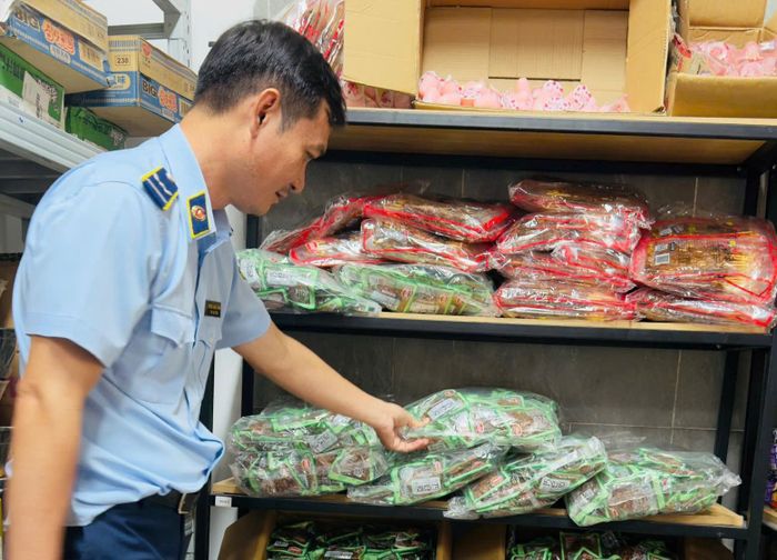 Lực lượng quản lý thị trường TP Hồ Chí Minh kiểm tra một hộ kinh doanh. Ảnh: QLTT