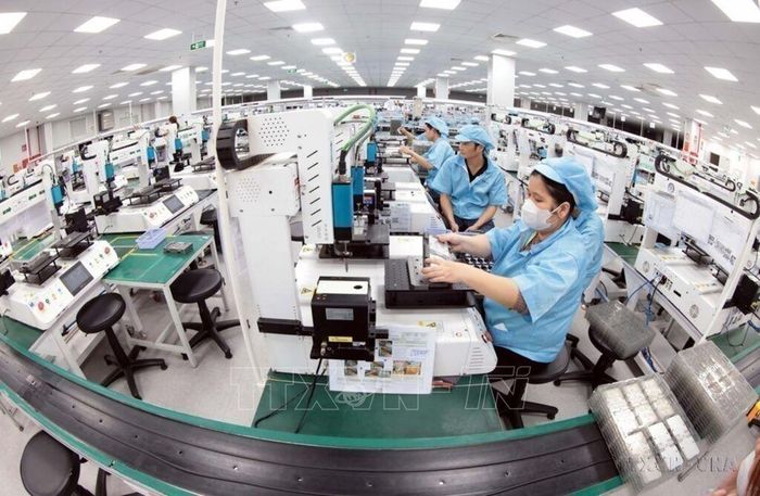 Hoạt động sản xuất tại Công ty TNHH Khvatec Thái Nguyên (vốn đầu tư của Hàn Quốc) tại KCN Yên Bình, chuyên dập, đúc, mạ, lắp ráp các linh kiện điện tử phục vụ cho ngành công nghiệp điện tử. Ảnh: Trần Việt/TTXVN