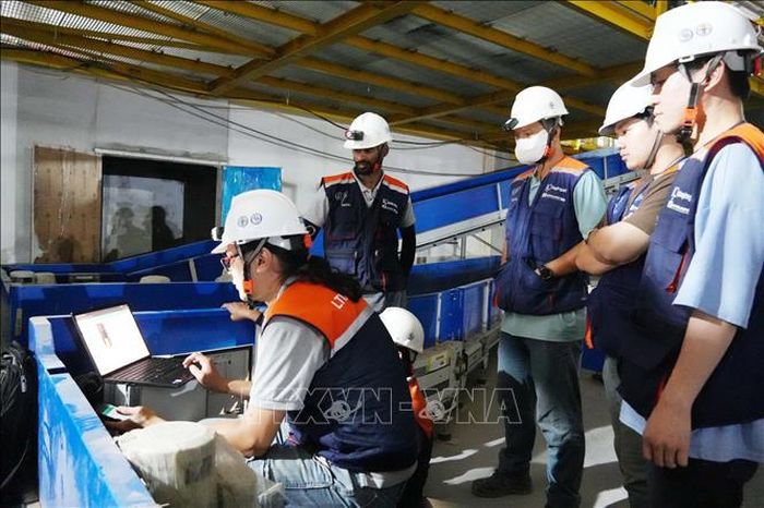 Chuyên gia nước ngoài cài đặt phần mềm vận hành hệ thống xử lý hành lý nhà ga sân bay Long Thành.