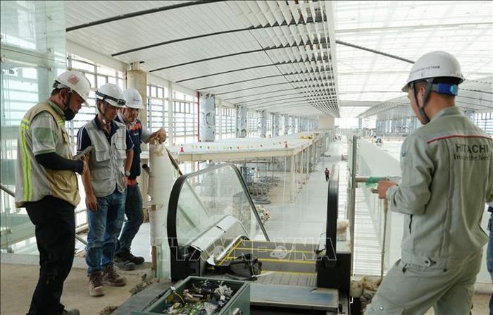 Các kỹ sư trao đổi trong quá trình hoàn thiện cầu thang cuốn tại nhà ga sân bay Long Thành.