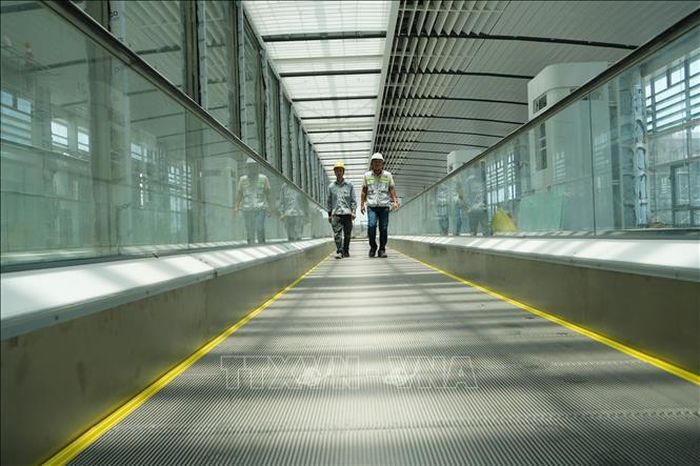 Cầu thang cuốn phẳng tại nhà ga sân bay Long Thành đã hoàn thiện.