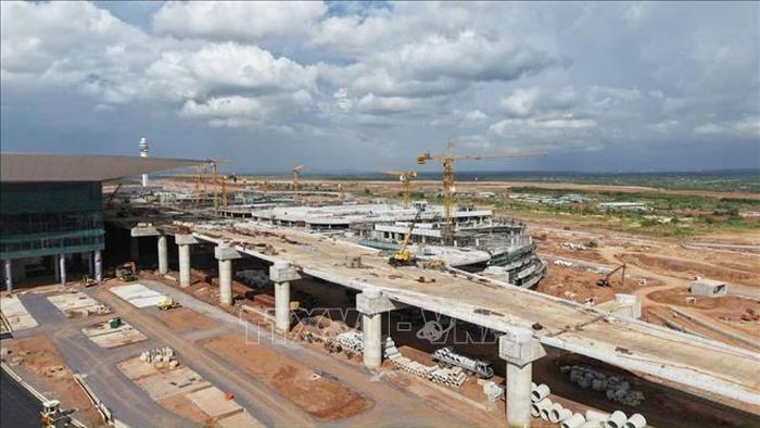 Cầu cạn dẫn vào nhà ga, hệ thống giao thông nội cảng và hạ tầng kỹ thuật sân bay Long Thành đang gấp rút xây dựng.