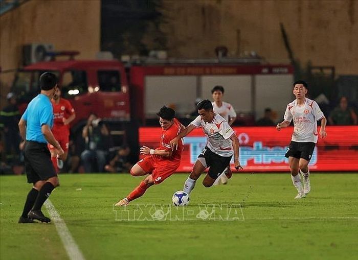 Đình Bắc (CAHN) vào sân ở hiệp 2 và liên tục có những pha bóng làm chao đảo hàng phòng ngự của CLB Công an TP Hồ Chí Minh. Ảnh: Phạm Tuấn Anh/TTXVN