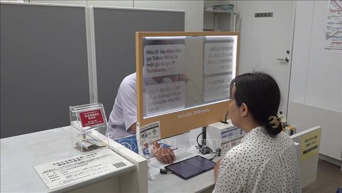 Màn hình phiên dịch hiển thị câu trả lời dành cho phóng viên bằng tiếng Việt và câu hỏi dành cho nhân viên nhà ga bằng tiếng Nhật. Ảnh: Xuân Giao/TTXVN