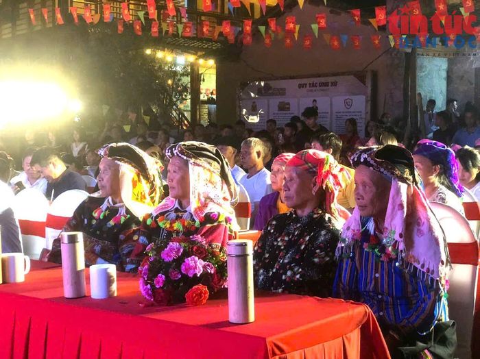 Đồng bào dân Lô Lô chăm chú theo dõi Chương trình nghệ thuật “Từ mùa Thu độc lập đến Lũng Cú ngày mới”.