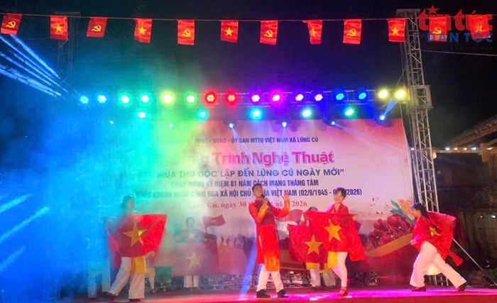 Ca khúc "Nhà tôi có treo một lá cờ" do các thanh niên trong xã biểu diễn tại Chương trình nghệ thuật “Từ mùa Thu độc lập đến Lũng Cú ngày mới”.