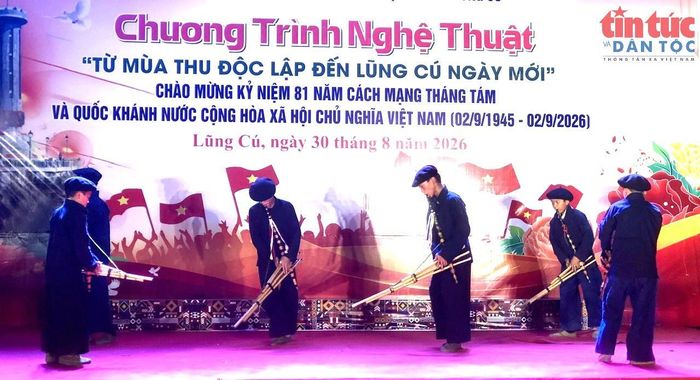 Biểu diễn khèn Mông trong Chương trình nghệ thuật “Từ mùa Thu độc lập đến Lũng Cú ngày mới”.