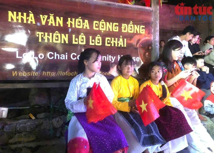 Các em học sinh xã Lũng Cú tham dự Chương trình nghệ thuật “Từ mùa Thu độc lập đến Lũng Cú ngày mới”.