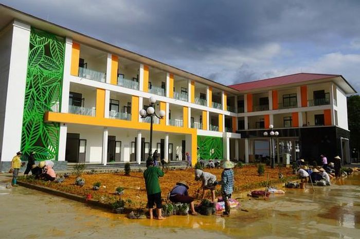 Địa phương huy động lực lượng tham gia dọn vệ sinh, trang trí trường học. (Ảnh: CTV)