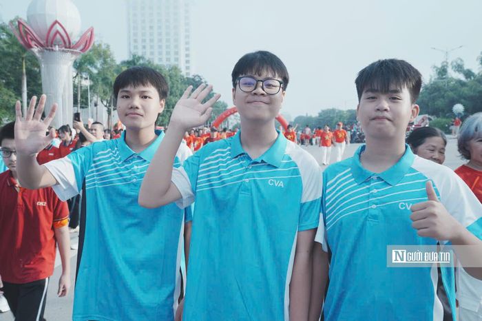 Chương trình đi bộ diễn ra trong không khí vui tươi, phấn khởi. 