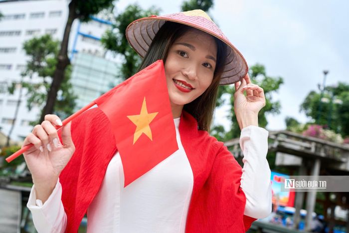 Bạn trẻ mặc áo dài, đội nón lá chụp hình gần Hồ Con Rùa Tp.HCM.