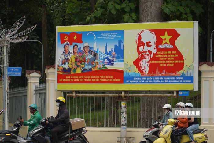 Những tấm banner mừng Cách mạng Tháng Tám và Quốc khánh 2/9 xuất hiện nổi bật trên đường phố.