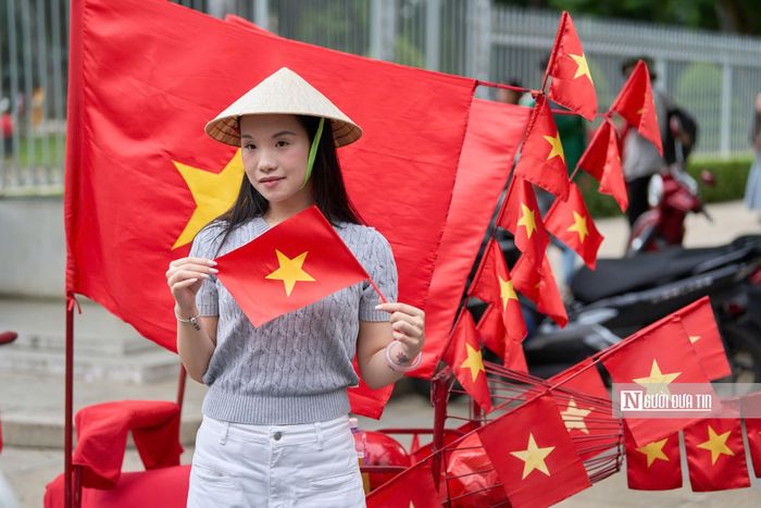 Trong khắp những con hẻm nhỏ, cờ Tổ quốc cùng cờ Đảng được treo khắp nơi.
