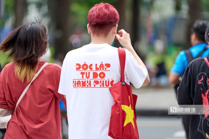 Các nhóm bạn trẻ tụ tập cùng nhau chụp hình trước Dinh Độc Lập.