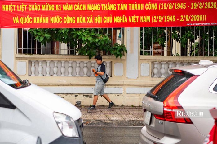 Những biểu ngữ chào mừng được treo khắp nơi.