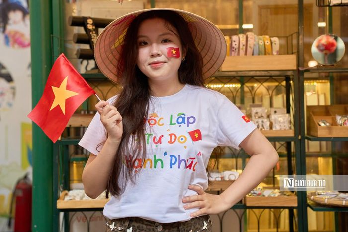 Ngoài áo dài truyền thống, nhiều bạn mặc những chiếc áo mang nhiều thông điệp yêu nước.