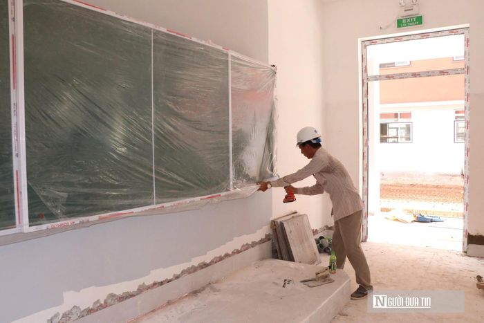 Để kịp bàn giao phòng học hoàn chỉnh đúng hẹn, đội ngũ thợ kỹ thuật đang nỗ lực lắp đặt thiết bị xuyên suốt kỳ nghỉ lễ. Từ hệ thống đèn chiếu sáng, quạt mát cho đến bàn ghế, bảng viết đều được các tổ đội vận chuyển và lắp ráp cuốn chiếu liên tục ngày đêm, quyết tâm không để chậm trễ tiến độ chặng cuối.