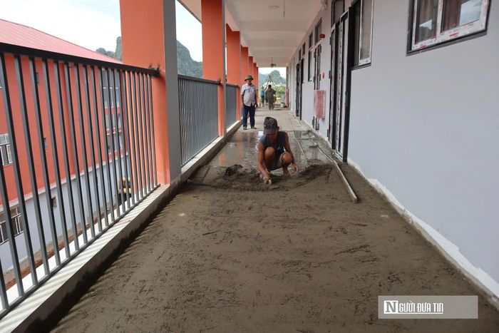 Công đoạn lát gạch nền tại các hành lang và phòng học cuối cùng cũng đang được các tốp thợ lành nghề gấp rút triển khai.