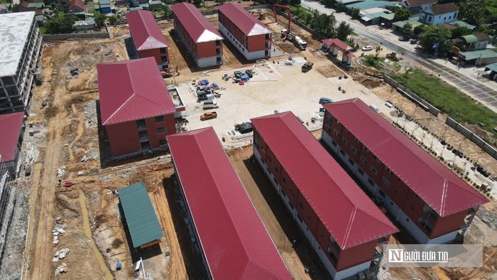 Bên cạnh các dãy phòng học chính, khu vực nhà ăn tập thể và ký túc xá học sinh hiện cũng đang là những mũi nhọn được tập trung đôn đốc, khẩn trương hoàn thiện các công đoạn kỹ thuật cuối cùng. Theo thầy Võ, năm học này, có 1.246 học sinh đăng ký bán trú, 241 học sinh đăng ký nội trú. Công tác bán trú, nội trú sẽ được triển khai từ ngày 7/9.