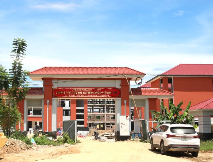 Trao đổi với Người Đưa Tin, ông Lương Văn Võ – Hiệu trưởng Trường Phổ thông nội trú liên cấp Tiểu học và THCS xã Anh Sơn cho biết, để chuẩn bị tốt nhất cho năm học đặc biệt này, toàn bộ đội ngũ nhà trường đã chủ động bắt nhịp cùng các đơn vị thi công. Dù vào dịp nghỉ lễ Quốc khánh 2/9, nhưng 100% cán bộ quản lý, giáo viên và nhân viên nhà trường đều tự nguyện ứng trực, gác lại niềm vui riêng để chung tay chuẩn bị cho năm học mới. Nhà trường và đơn vị thi công đã thống nhất phương án bàn giao cuốn chiếu; các nhà thầu hoàn thiện xong phân khu, lớp học nào thì đội ngũ thầy cô giáo sẽ lập tức bắt tay vào quét dọn, lau chùi và sắp xếp bàn ghế đến đó