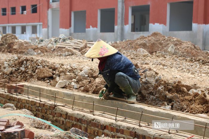 Để bảo đảm nghiêm ngặt tiến độ bàn giao cho ngày hội toàn dân đưa trẻ đến trường, các đơn vị nhà thầu đã triển khai phương án thi công xuyên lễ. “Chúng tôi làm việc xuyên lễ không chỉ vì trách nhiệm với nhà thầu, mà thực sự là vì cái tâm với con em vùng cao. Tiến độ đang tính bằng ngày nên anh em trên công trường làm việc với tinh thần 'vượt nắng, thắng mưa', chia ca kíp thi công liên tục để kịp ngày khai giảng năm học mới”, anh Lê Văn Xuân, công nhân Công ty Đầu tư xây dựng và Dịch vụ Thương mại Việt Anh chia sẻ.