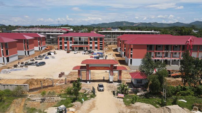 Theo ông Trần Hoàng Việt - đại diện Công ty Đầu tư xây dựng và Dịch vụ Thương mại Việt Anh, khối nhà học và tòa hiệu bộ đã cơ bản hoàn thiện khi chạm mốc 90% khối lượng. Bất chấp thời tiết nắng mưa thất thường của vùng biên, đơn vị đang nỗ lực vượt khó, động viên toàn bộ cán bộ, kỹ sư và công nhân tăng ca xuyên lễ để hoàn thành những công đoạn cuối cùng, quyết tâm đưa công trình về đích đúng hẹn.