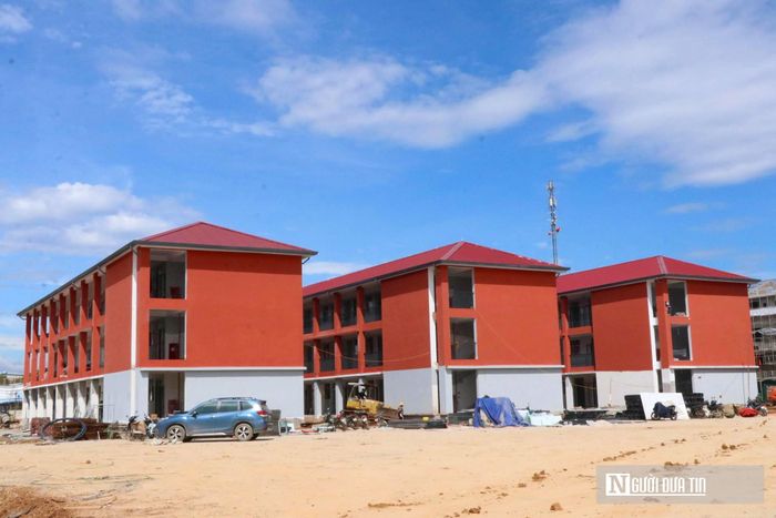 Ghi nhận tại công trường ngày 30/8 cho thấy, không khí lao động đang diễn ra vô cùng hối hả và khẩn trương. Tính đến thời điểm hiện tại, các đơn vị nhà thầu đang tập trung tối đa nhân lực và máy móc để đẩy nhanh tiến độ những phần việc cuối cùng. Trong đó, các hạng mục cốt lõi bao gồm khối nhà học tiểu học, khối nhà học THCS và tòa nhà hiệu bộ đều đang được cấp tốc hoàn thiện