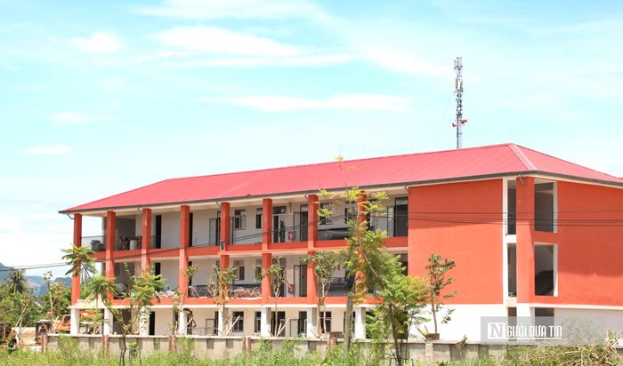 Ba dãy nhà học quy mô dành riêng cho khối tiểu học cũng đã khoác lên mình diện mạo mới khang trang khi cơ bản hoàn thiện xong toàn bộ phần xây thô. Các mũi thi công đã hoàn thành dứt điểm khâu sơn tường, lắp đặt đồng bộ hệ thống cửa chính và cửa sổ, chuyển sang giai đoạn tổng vệ sinh để bàn giao lớp học.