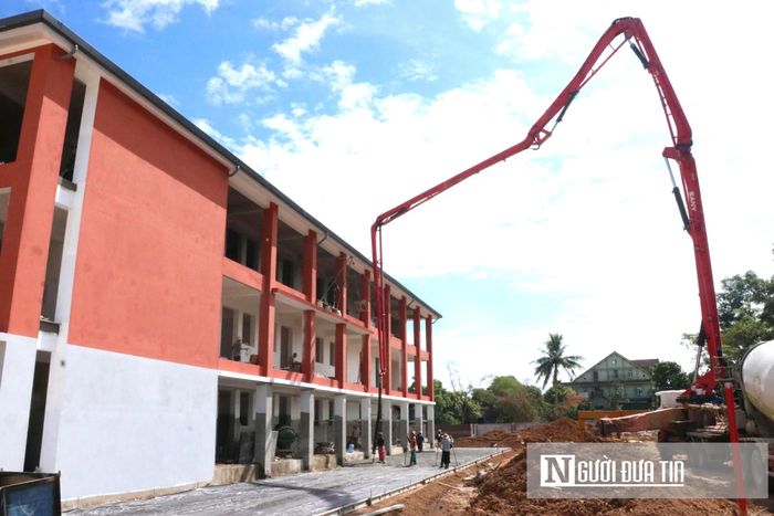 Đối với khối trung học cơ sở, các đơn vị nhà thầu đang tập trung triển khai cuốn chiếu các hạng mục kỹ thuật chặng cuối bao gồm sơn phủ hoàn thiện, lắp đặt đồng bộ hệ thống cửa và thiết bị chiếu sáng, kết hợp đổ bê tông sân trường. Đây là phân khu chức năng cốt lõi phục vụ nhu cầu học tập của 675 học sinh khối THCS được bố trí quy mô trong 18 lớp học vào năm học này.