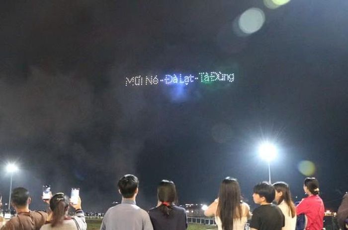 Màn trình diễn với 300 drone tại Gia Nghĩa (Ảnh: Báo Lâm Đồng).