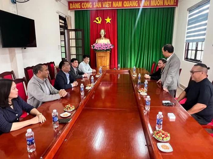 Thăm và chào xã giao lãnh đạo xã Lạc Dương.