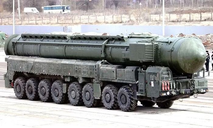 Tên lửa đạn đạo liên lục địa Yars trên phương tiện phóng di động. Ảnh: MW.