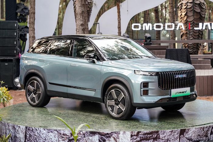 Xe PHEV có lợi thế về khả năng tiết kiệm nhiên liệu, nhưng để khai thác tối đa hiệu quả này, người dùng cần sạc pin thường xuyên. Ảnh: Jaecoo.