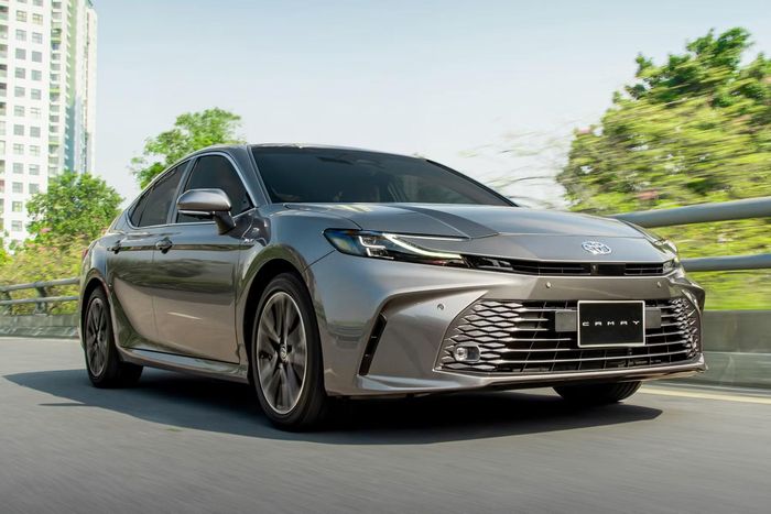 Sedan có lợi thế về cảm giác lái gọn gàng, thân xe thấp và mức tiêu thụ nhiên liệu thường thấp hơn SUV. Ảnh: Toyota.
