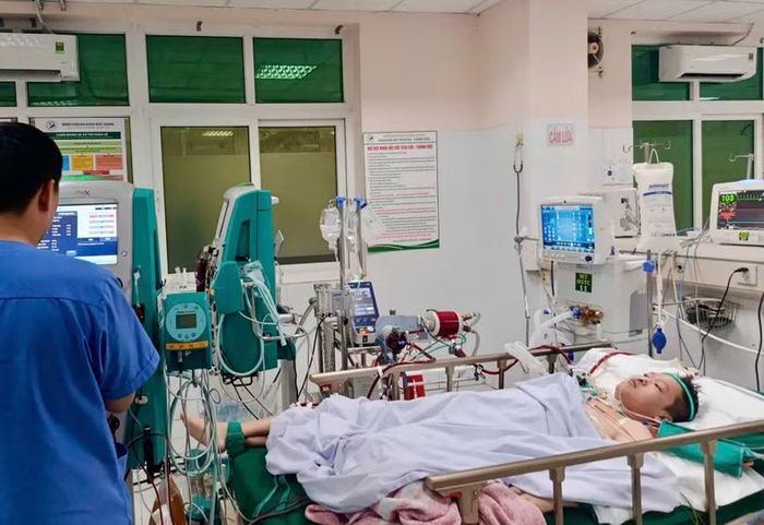 Nam thanh niên được đưa vào viện với nguy cơ tử vong cao. Ảnh: Nguyệt Minh.