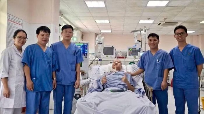 Niềm vui của các thầy thuốc khi bệnh nhân đang dần hồi phục. Ảnh: Nguyệt Minh