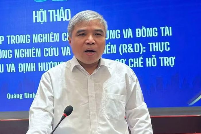 Ông Lê Đình Hanh phân tích cơ chế cho phép triển khai nhiều phương án nghiên cứu đối với các bài toán công nghệ có độ rủi ro cao. Ảnh: NAFOSTED.