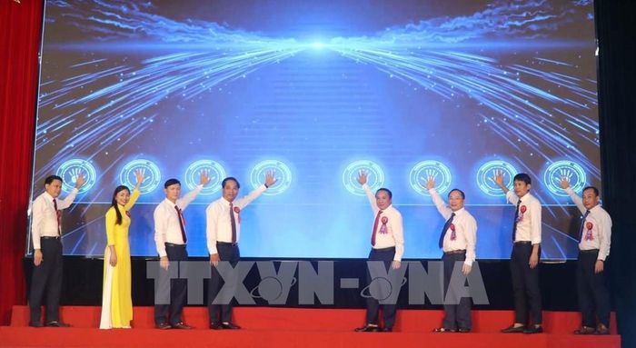 Ngày 27/8/2026, xã Nghi Lộc (Nghệ An) tổ chức Lễ khai trương Trung tâm Điều hành thông minh – IOC. Đây cũng là xã đầu tiên trên địa bàn tỉnh xây dựng được Trung tâm Điều hành thông minh – IOC. Trung tâm IOC sẽ góp phần xây dựng một nền hành chính chuyên nghiệp hơn, hiện đại hơn, minh bạch hơn và phục vụ người dân, doanh nghiệp tốt hơn. Ảnh: Trịnh Duy Hưng - TTXVN