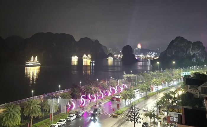 Cùng với sân khấu nghệ thuật tại Quảng trường 30/10, 72 tàu du lịch trên vịnh Hạ Long đồng thời tham gia trình diễn ánh sáng, bắn pháo hoa... tạo nên một không gian nghệ thuật đa chiều trên bờ và trên biển. Ảnh: Thanh Vân- TTXVN
