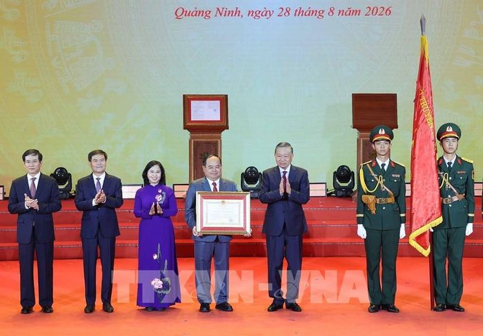 Tổng Bí thư, Chủ tịch nước Tô Lâm trao tặng Huân chương Lao động hạng Nhất cho Đảng bộ, Chính quyền và Nhân dân thành phố Quảng Ninh. Ảnh: Thống Nhất – TTXVN