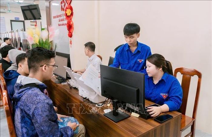 Đoàn viên thanh niên hướng dẫn người dân tại Trung tâm Phục vụ hành chính công các xã, phường trên địa bàn. Ảnh: TTXVN