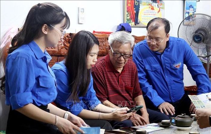 Lực lượng đoàn viên, thanh niên đã đến trực tiếp các hộ dân để hướng dẫn sử dụng các ứng dụng số. Ảnh: TTXVN