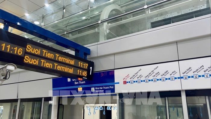 Bảng thông báo của một nhà ga thuộc tuyến Metro Bến Thành - Suối Tiên. Ảnh: TTXVN phát