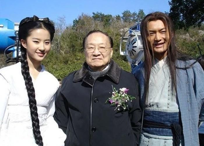 Nhà văn Kim Dung chụp chung "Tiểu Long Nữ" (Lưu Diệc Phi) và "Dương Quá" (Huỳnh Hiểu Minh) trong Thần Điêu Đại Hiệp phiên bản năm 2006.