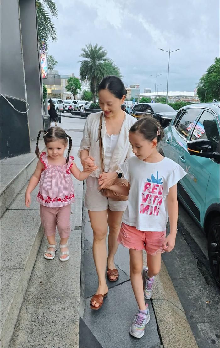 Lan Phương giờ đây luôn dành thời gian cho hai con và công việc, hiếm khi có những lúc thực sự dành cho bản thân. Ảnh: FBNV